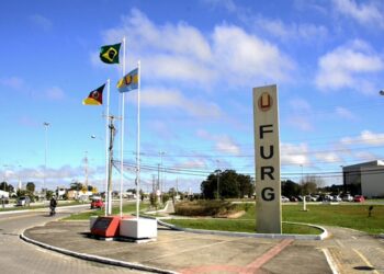 Entrada principal do campus da FURG com bandeiras hasteadas