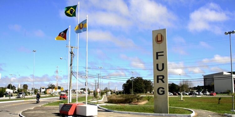 Entrada principal do campus da FURG com bandeiras hasteadas