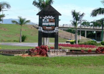 Placa de boas-vindas da cidade de Queimados com escudo municipal