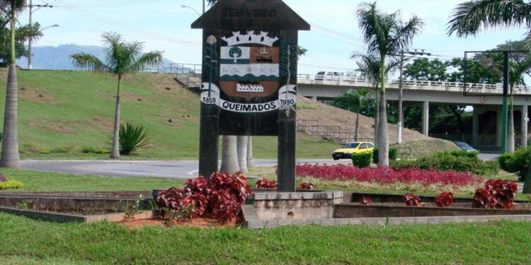 Placa de boas-vindas da cidade de Queimados com escudo municipal