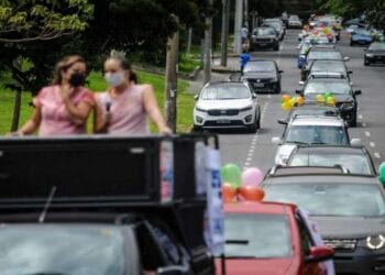 Professores e pais em carreata em Belho Horizonte / Leandro Couri/DA Press-EM