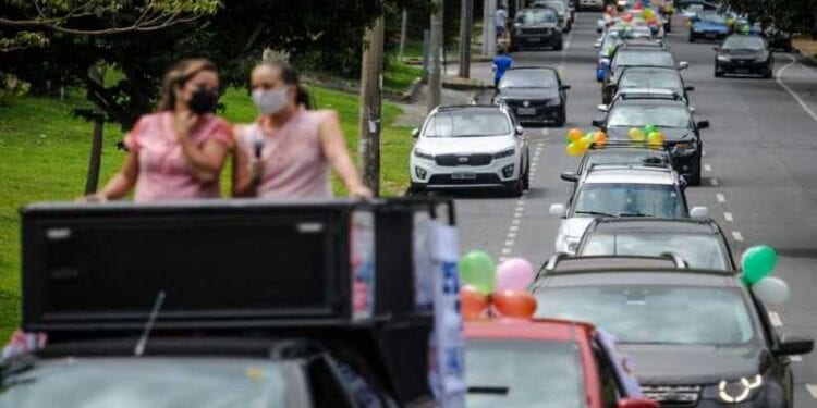 Professores e pais em carreata em Belho Horizonte / Leandro Couri/DA Press-EM