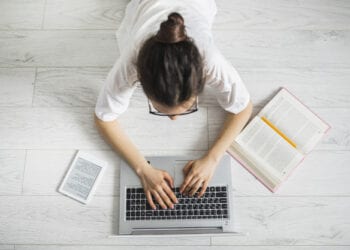 Mulher a estudar em casa