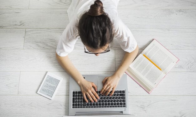 Mulher a estudar em casa