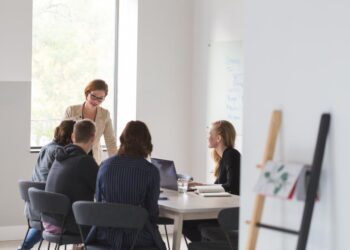 Pessoas Como Recursos na Gestão Empresarial Implementar Gestão de Pessoas - Análises Diversas office-team-business-meeting