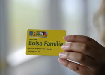 noticiasconcursos.com.br-prorrogacao-do-auxilio-emergencial-ate-2021-caminho-certo-para-o-insucesso-diz-bolsonaro-copia-cartao-do-bolsa-familia.