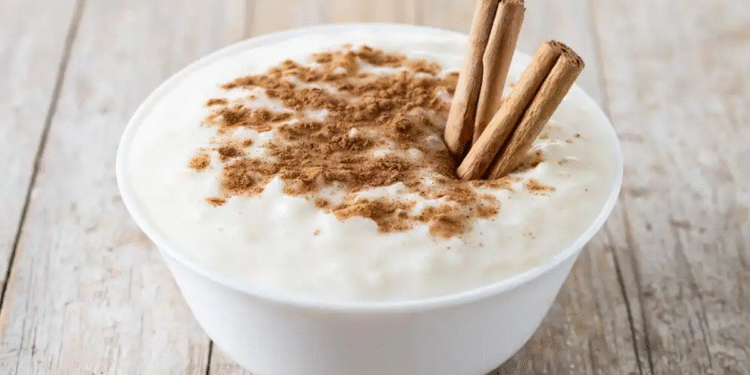 Taça de leite com canela, ingredientes conhecidos por promoverem relaxamento e melhoria do sono.