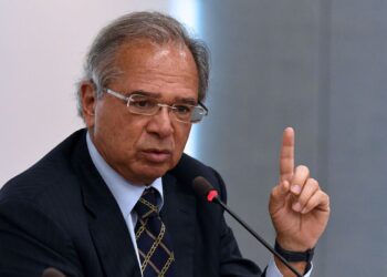 noticiasconcursos.com.br-auxilio-emergencial-de-volta-em-2021-com-valor-de-r300-veja-o-que-disse-guedes-paulo-guedes-1