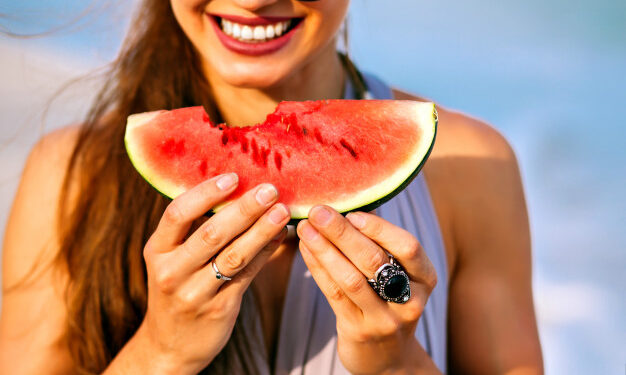 benefícios de consumir melancia no verão