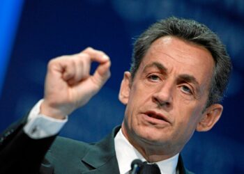 Sarkozy fura fila vacina