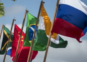 Bandeiras de diferentes países com destaque para a diversidade internacional, simbolizando os países não membros da ONU.