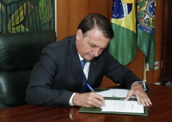 Presidente Bolsonaro assina o Decreto 10.661/2021 em 26 de março. (foto: Alan Santos)