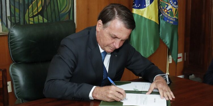 Presidente Bolsonaro assina o Decreto 10.661/2021 em 26 de março. (foto: Alan Santos)