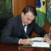 Presidente Bolsonaro assina o Decreto 10.661/2021 em 26 de março. (foto: Alan Santos)