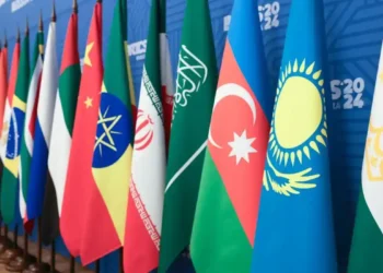 Bandeiras de países representando diversas nações, incluindo a bandeira do Brasil, China, e outros.