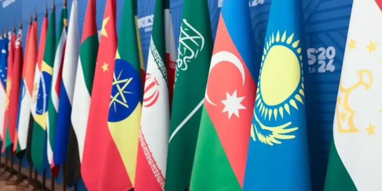 Bandeiras de países representando diversas nações, incluindo a bandeira do Brasil, China, e outros.