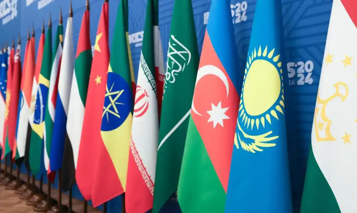 países não membros da ONU Bandeiras de diversos países em exibição, representando diferentes nações, com destaque para a diversidade de estados no cenário internacional.