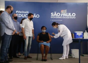 vacinação de profissionais da educação