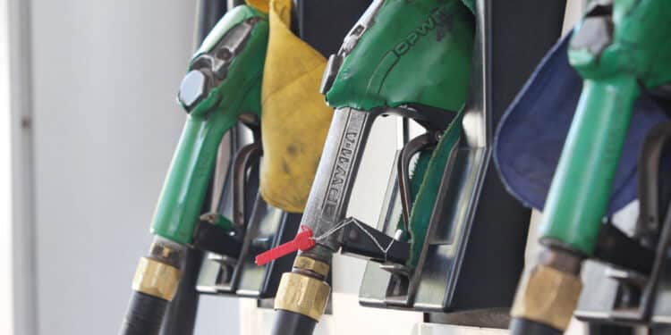 Petrobras faz novo reajuste nos preços da gasolina e do diesel