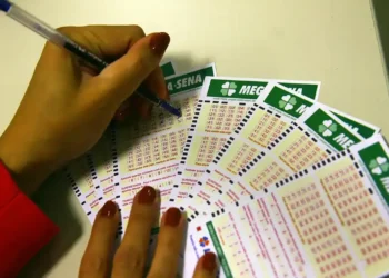 Cartões de loteria com combinações de números, alguns considerados estranhos ou inusitados.