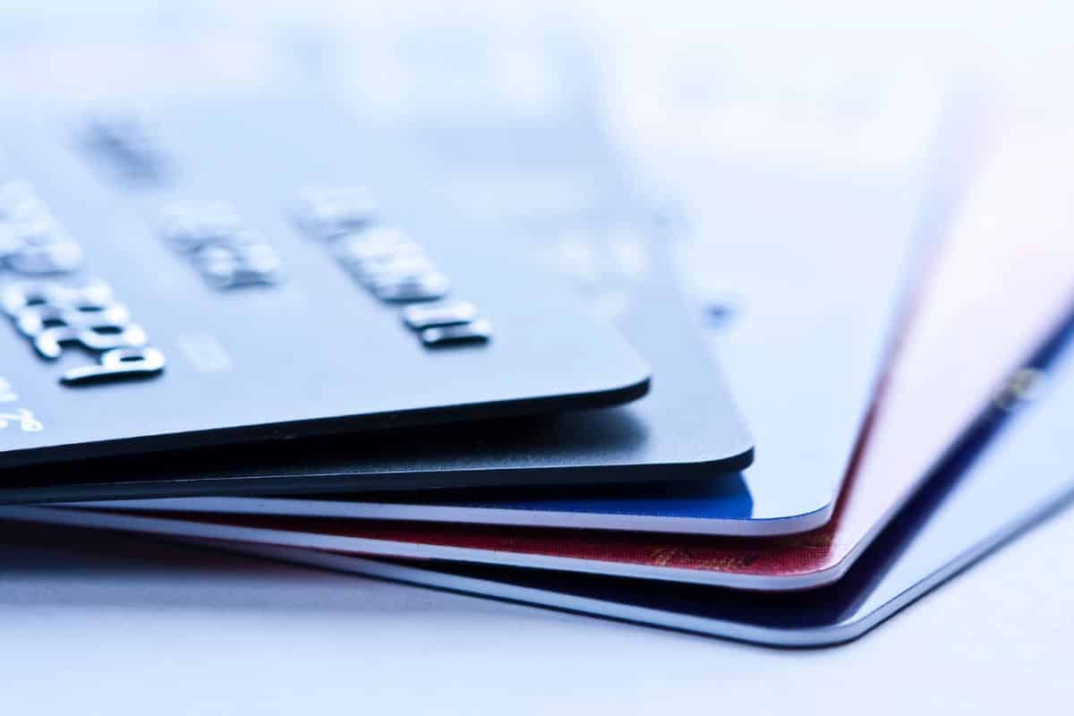 A maioria das pessoas presume que um cartão de crédito roubado não será usado para saques em caixas eletrônicos, pois exige-se uma senha