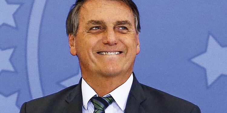 Índice de aprovação de Jair Bolsonaro para de cair com o novo auxílio