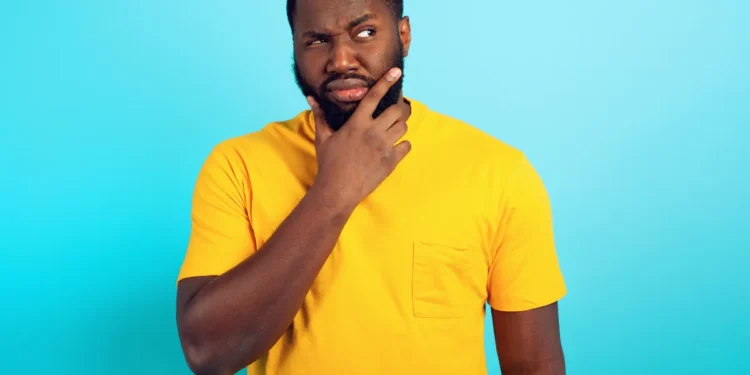 Homem pensativo com expressão de dúvida em fundo azul.