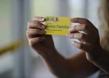 Bolsa Família: Bolsonaro volta a afirmar aumento no valor do programa