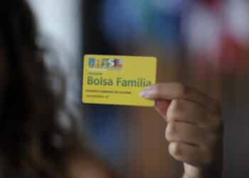 Bolsa Família: Bolsonaro afirma que programa vai aumentar para R$ 300