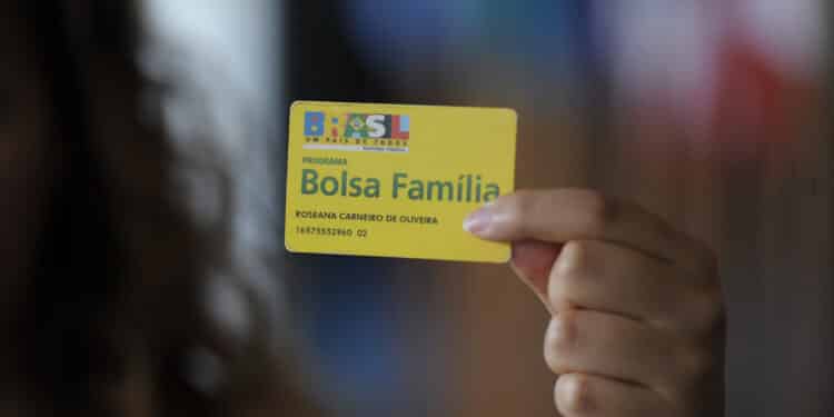 Bolsa Família: Bolsonaro afirma que programa vai aumentar para R$ 300