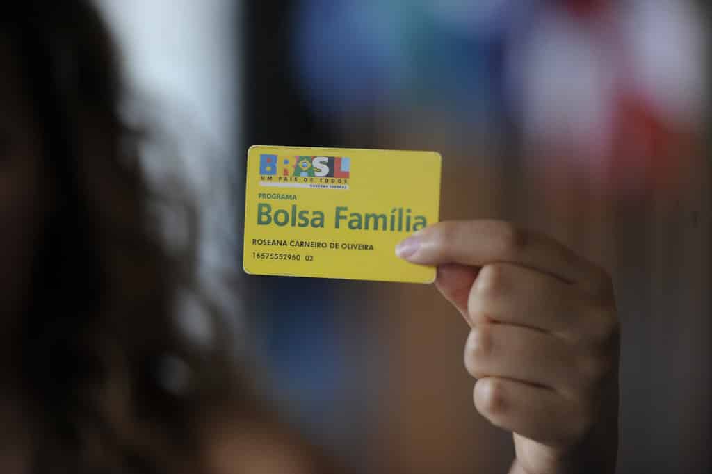 Bolsa Família: Bolsonaro afirma que programa vai aumentar para R$ 300
