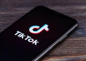 SEGREDO REVELADO! Descubra como brasileiros estão FATURANDO R$ 50 MIL fazendo lives no TikTok