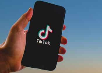 SEGREDO REVELADO! Descubra como brasileiros estão FATURANDO R$ 50 MIL fazendo lives no TikTok