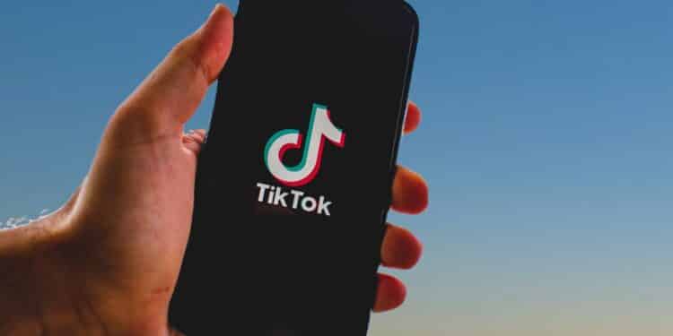 SEGREDO REVELADO! Descubra como brasileiros estão FATURANDO R$ 50 MIL fazendo lives no TikTok