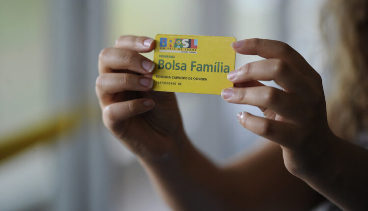 Nome do Bolsa Família pode ser mudado para "Auxílio Brasil"
