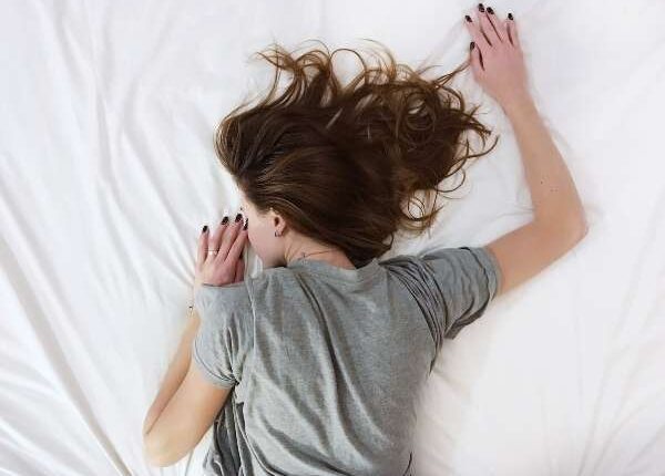 O que prejudica dormir tarde e acordar cedo?