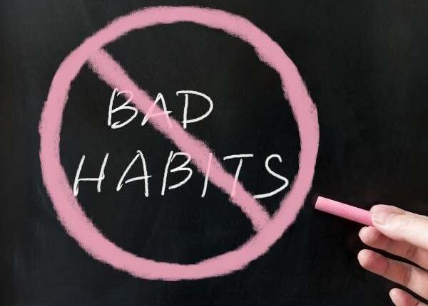 Quais atitudes e maus hábitos resultam em uma má qualidade de vida?