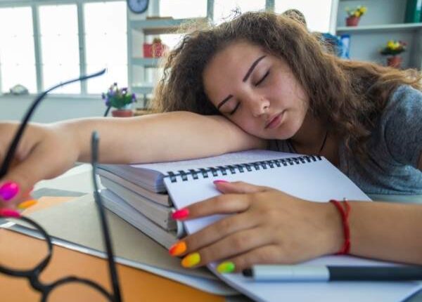 O que fazer para driblar o sono nos estudos?