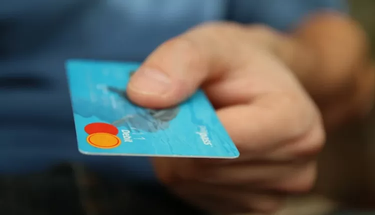 Compras no cartão de crédito subiram 42% no penúltimo trimestre de 2021