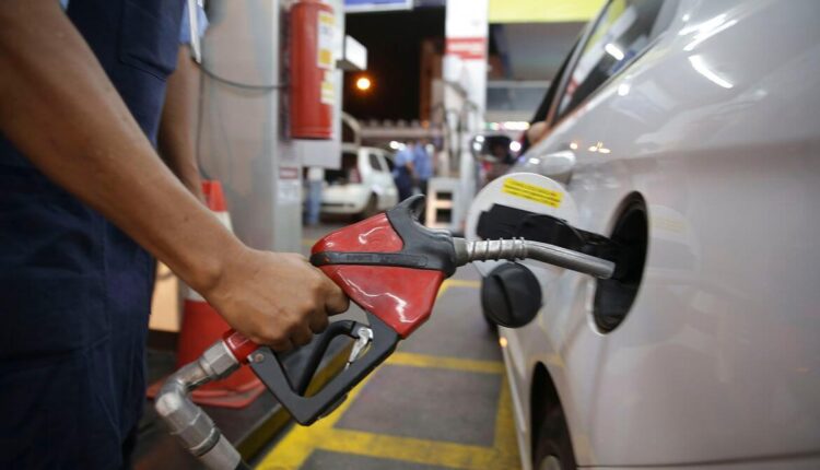 Gasolina sobe pela 9ª semana e o valor máximo chega a quase R$ 8,00 em alguns estados