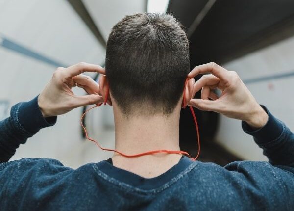 Quais os benefícios de trabalhar ouvindo música?
