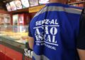 Fiscal da Sefaz AL durante ação de fiscalização em estabelecimento comercial.