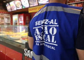 Fiscal da Sefaz AL durante ação de fiscalização em estabelecimento comercial.
