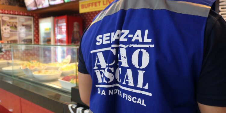 Fiscal da Sefaz AL durante ação de fiscalização em estabelecimento comercial.