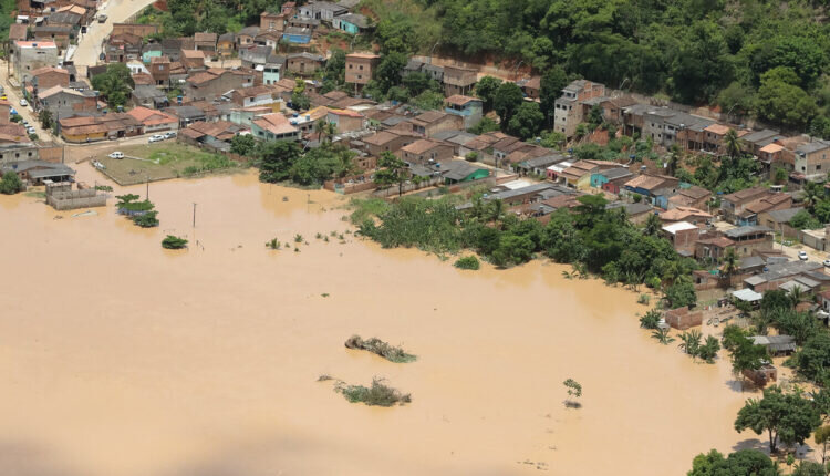 Atingidos por enchentes podem sacar R$ 6,2 mil do FGTS; saiba como!