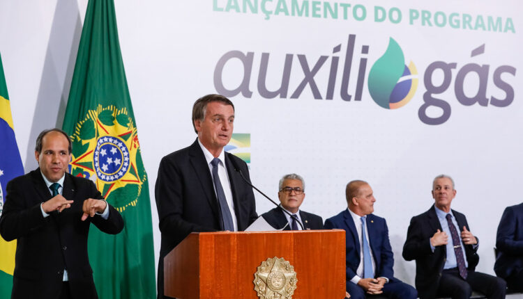 Auxílio Gás: Governo sanciona lei que prevê R$ 300 milhões destinados ao programa