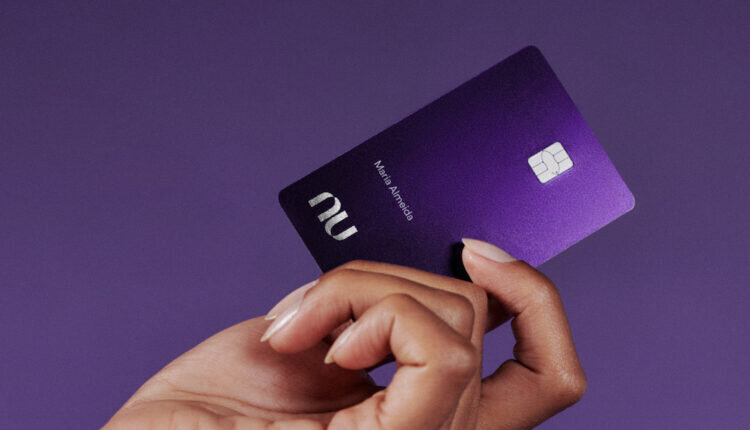 Cartão Ultravioleta do Nubank oferece dinheiro de volta e clientes pulam de alegria