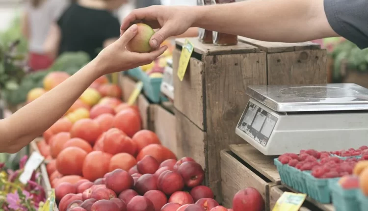 Consumo dos lares brasileiros em supermercados subiu em 2021 e deverá continuar em 2022