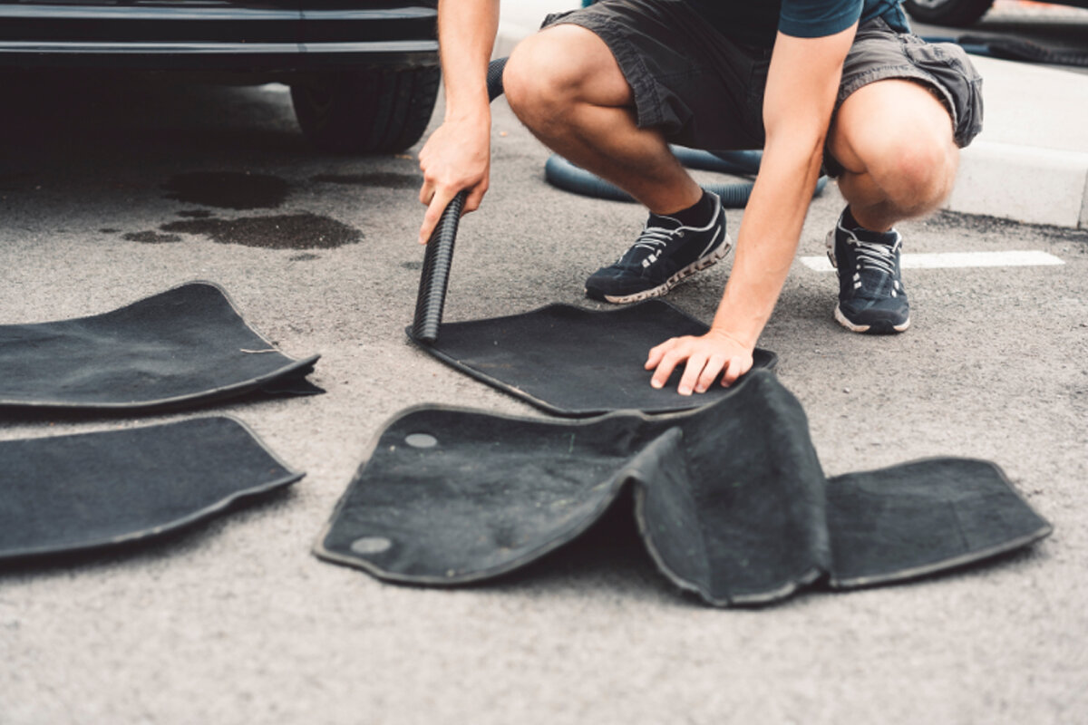 Como limpar tapetes de carro -- Reprodução Canva