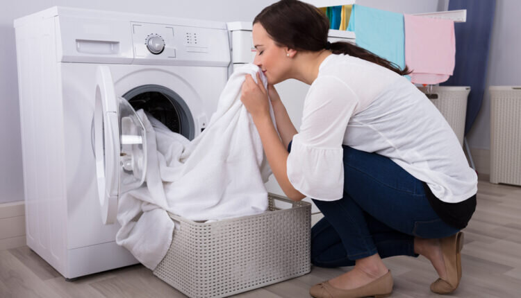 5 truques para roupas mais limpas na máquina de lavar  - Reprodução Canva